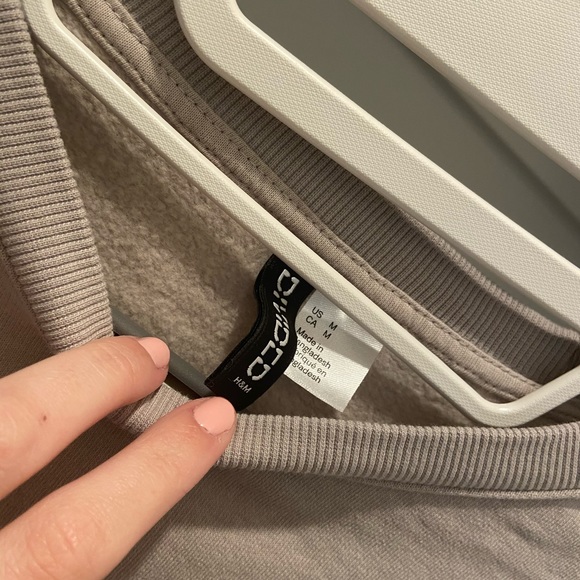 Cropped sweatshirt! - Picture 2 of 3